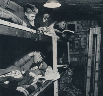 男子学生寮、1941年 作： Cecil Beaton