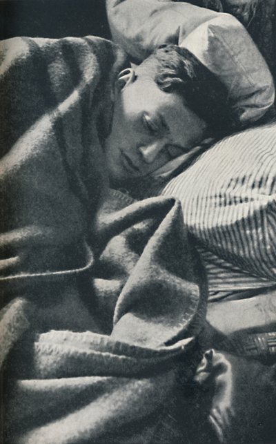 その日は終わった、1941 作： Cecil Beaton