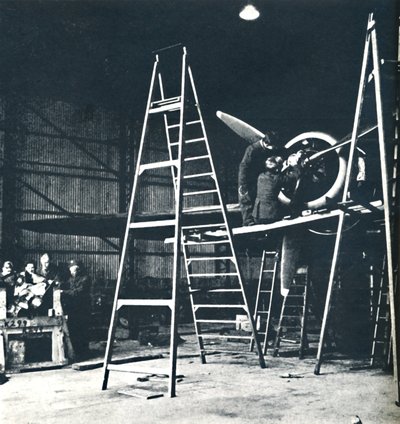 地上作業員の作業は決して行われません、1941 作： Cecil Beaton
