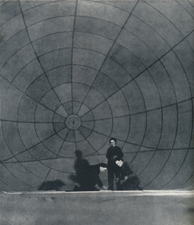風船に取り組んでいるWeb WAAFS、1941 作： Cecil Beaton