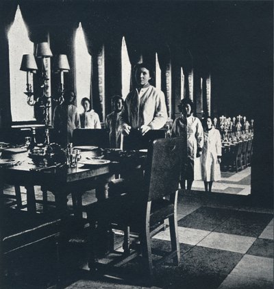 グレートレンのバンケットホールにいるレンワインスチュワード、1941年 作： Cecil Beaton