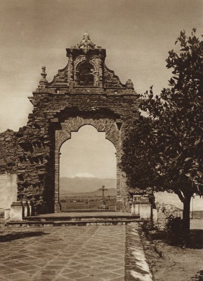 メキシコ: アカテペック教会のアトリウムへの入り口 (白黒写真) 作： Cecile Seler Sachs