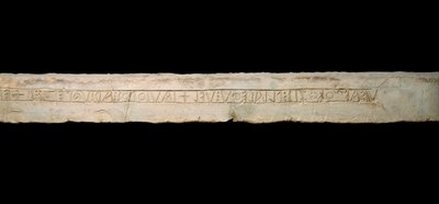 ケルトアート。「ケルト文字（オガム）で書かれた墓碑銘。紀元前6世紀末〜5世紀初頭。寸法365x19x33 cm Como, Museo Civico Archeologico Paolo Giovio 作： Celtic