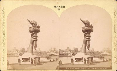 巨大な手と松明、自由の女神、100周年記念展、フィラデルフィア 作： Centennial Photographic Co.