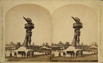 フィラデルフィアセンテニアル展、1876年に展示された巨大な手とトーチ「リバティ」 作： Centennial Photographic Co.