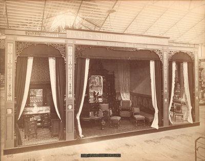 James Shoolbred & Co.の展示 -- 本館、家具のある3つの部屋。左側の部屋には、3つのキャビネットと洗面器、湯沸かし器、鏡があり、中央の部屋には、テーブル、椅子、長椅子、鏡と彫刻のあるサイドボードがあり、T 作： Centennial Photographic Co.