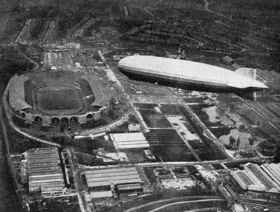 1930年ロンドンのFAカップ決勝戦中にウェンブリー上空を飛行するドイツの飛行船グラフツェッペリン。 作： Central Press