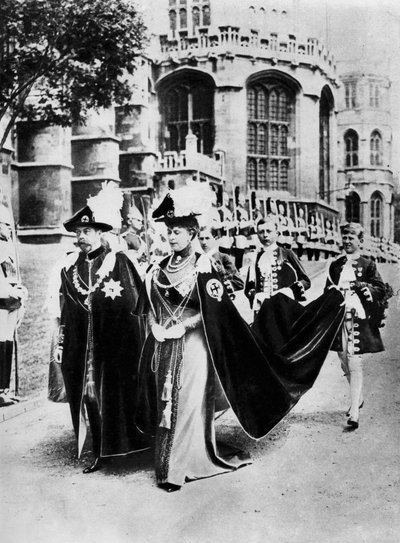 1937年、ウィンザーのガーター騎士団のローブを着たジョージ5世とメアリー女王。 作： Central Press