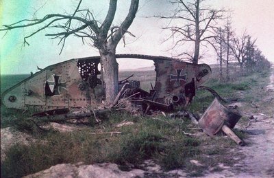 フランスの西部戦線での戦闘で破壊されたドイツの戦車の残骸、c.1914-18（オートクローム） 作： Charles Adrien