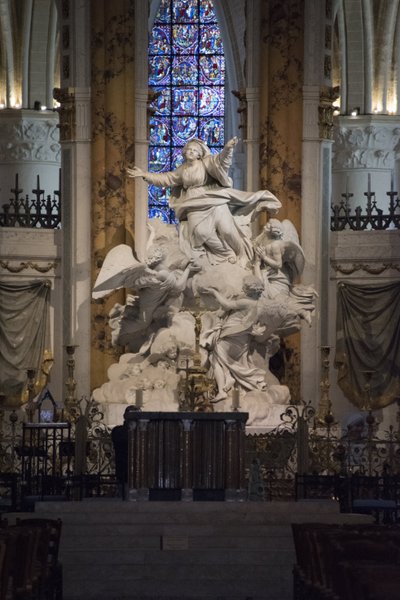 シャルトル大聖堂の内部、主祭壇（彫刻：シャルル・アントワーヌ・ブリダン 聖母被昇天像 作： Charles Antoine Bridan