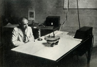 1941年、RAF飛行訓練学校の管制デスク。 作： Charles Brown