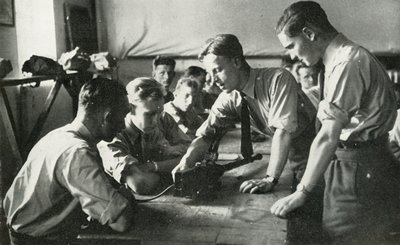 武器について学ぶRAF職員、1941年。 作： Charles Brown
