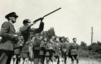 1941年の第二次世界大戦中に銃を発砲することを学んだRAF職員。 作： Charles Brown