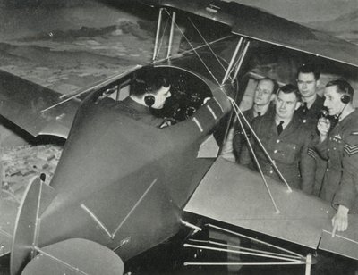 1941年の第二次世界大戦中に飛行シミュレータで飛行することを学んだ空軍の職員。 作： Charles Brown