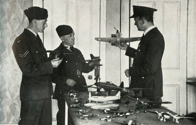 1941年の第二次世界大戦中に航空機を特定することを学んだRAF職員。 作： Charles Brown