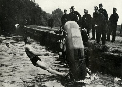 ディンギーの使用を学ぶ空軍職員、1941年。 作： Charles Brown