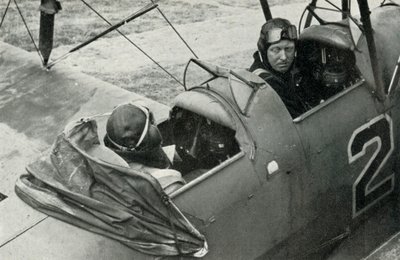 1941年、第二次世界大戦中に空を飛ぶことを学んだRAFパイロット。 作： Charles Brown
