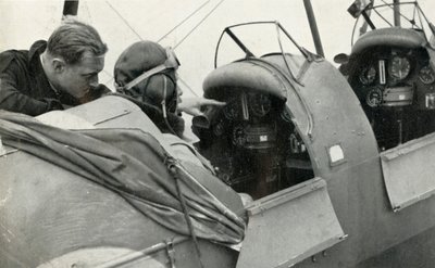 1941年、第二次世界大戦中に空を飛ぶことを学んだRAFパイロット。 作： Charles Brown