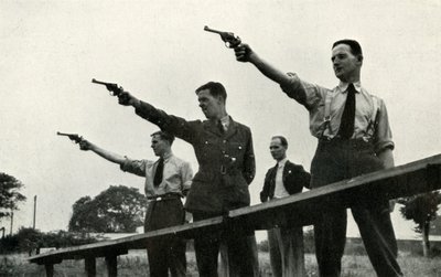 小学校の飛行訓練学校でのリボルバーの練習、1941年。 作： Charles Brown