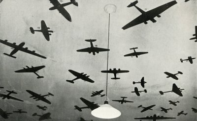 軍用機のシルエット... 1941年の第二次世界大戦中にRAF訓練学校で。 作： Charles Brown