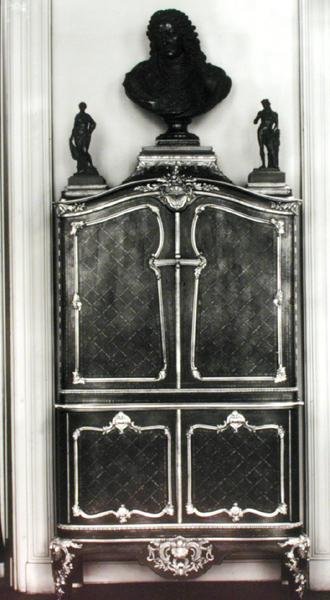 ルイオブオルレアンの胸像のあるキャビネット（1703-52）（木材） 作： Charles Cressent