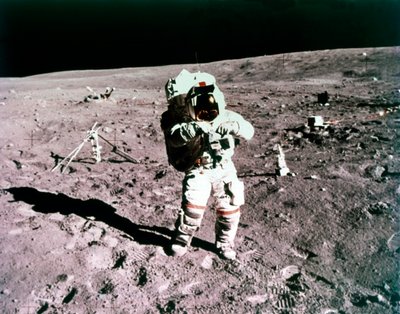 1972 年 4 月 21 日、アポロ 16 号ミッションで月面に立つジョン ヤング宇宙飛行士。 作： Charles Duke