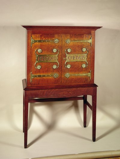 ケルムスコットチョーサーキャビネット、CFAVoysey（1857-1941）によって設計され、F.Coote、1899年製（真鍮製の金具付きオーク） 作： Charles Francis Annesley Voysey