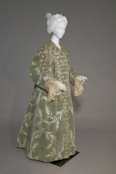 バーサ・パーマーのイブニング・コート、1902年頃（正面斜視図）。シルクサテンに小麦柄のカットベルベット、金属糸のレース、シルクのメタリックタッセル。パリのワース社。 作： Charles Frederick Worth