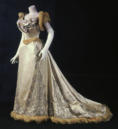バーサ・パーマーのイブニングドレス 作： Charles Frederick Worth