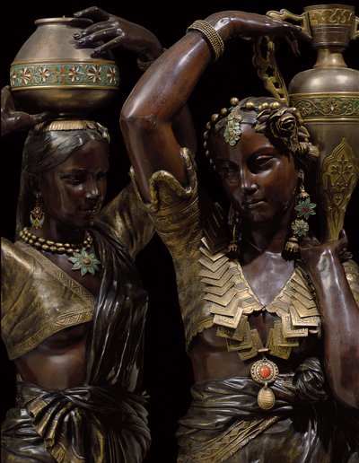 花瓶を持つインド人女性の形をした2つのブロンズ製トーチルのディテール 作： Charles Henri Joseph Cordier