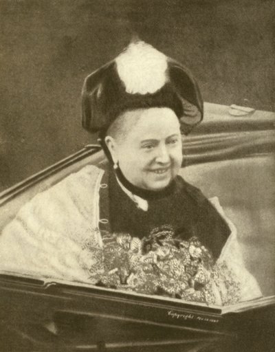 花束を受け取って微笑むヴィクトリア女王（ワイト島、1887年頃）（モノクロ写真 作： Charles Knight