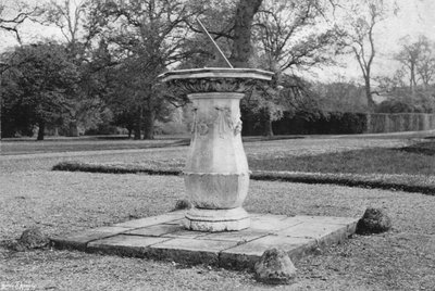 大理石の日時計（モノクロ写真 作： Charles Latham
