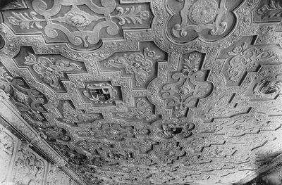 ダイニングルームの天井（モノクロ写真 作： Charles Latham
