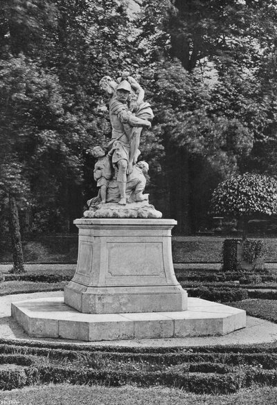 南庭の東側（モノクロ写真 作： Charles Latham