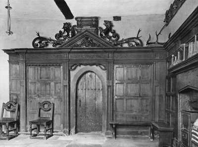 下ホールのスクリーン、日付1558 作： Charles Latham