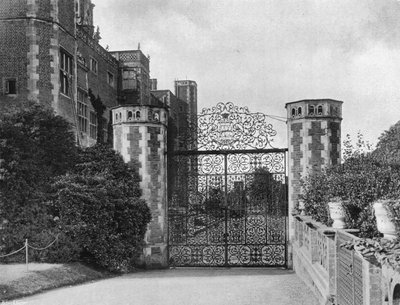 北側正面のイーストゲートウェイ（モノクロ写真 作： Charles Latham