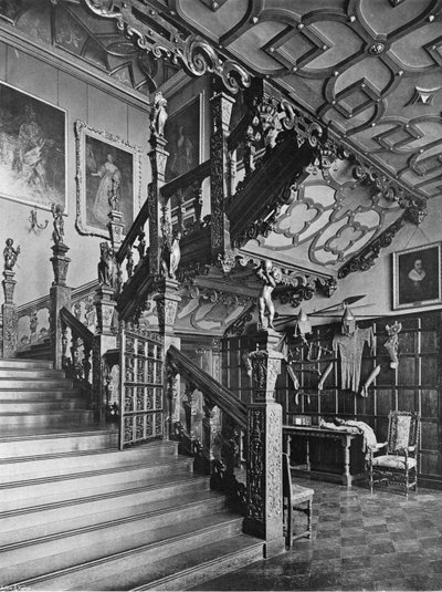 大階段の足元（モノクロ写真 作： Charles Latham