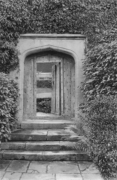 庭の入り口（モノクロ写真 作： Charles Latham