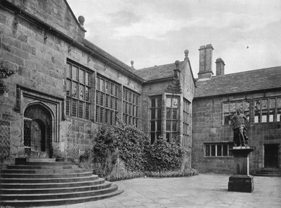 The Hall, Inner Quadrangle and Statue of William of Orange in Lead (モノクロ写真) 作： Charles Latham