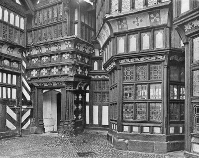 ポーチとホールの窓（モノクロ写真 作： Charles Latham