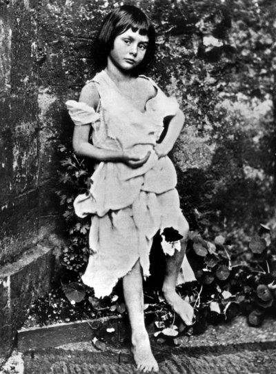 ルイス・キャロルの友人、アリス・リデル（1865年、キャロル撮影）。 作： Charles Lutwidge (1832 98) Dodgson