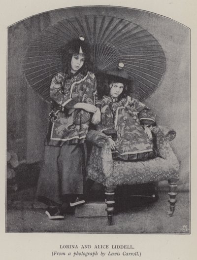 ロリーナとアリス・リデル（モノクロ写真 作： Charles Lutwidge Dodgson