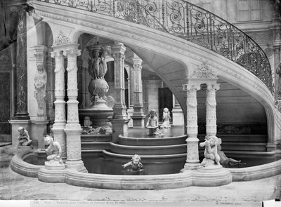 1871年の火事の前の、Hotel de Villeの階段の下にある噴水 作： Charles Marville