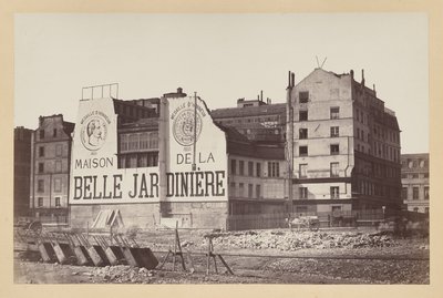 『ラ・ベル・ジャルディニエール』：解体中のシテ通りの店舗、パリ 作： Charles Marville