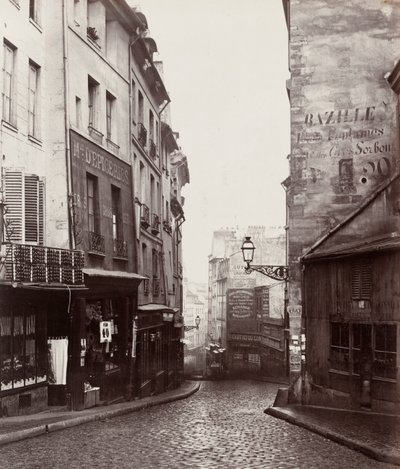 モンターニュ・サント・ジュヌヴィエーヴ通り、ラプラス通り交差点付近 (Rue de la Montagne-Sainte-Geneviève prés de carrefour de la rue LaPlace) 作： Charles Marville