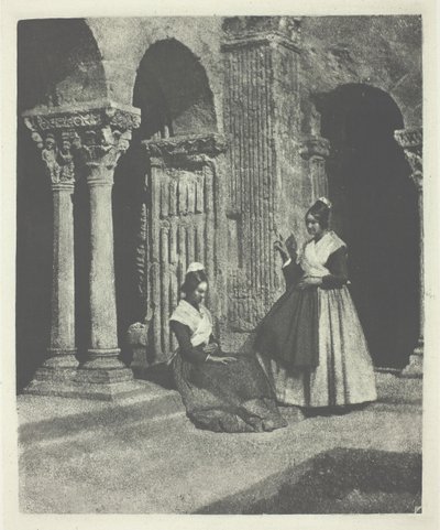 サン トロフィーム ダルルの回廊にいるアルル出身の 2 人の女性、c. 1854 年、1982 年に印刷。 作： Charles Nègre