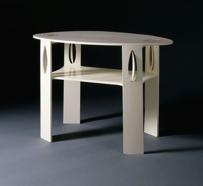 グラスゴーの14キングスバラガーデンズのために設計された白い楕円形のサイドテーブル 作： Charles Rennie Mackintosh