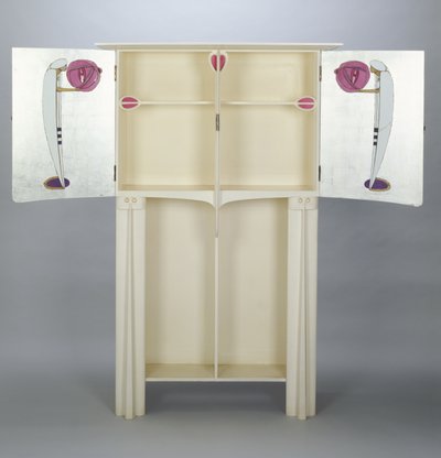 1902年グラスゴーの14キングスボローガーデンズ用に作られたキャビネット（塗装オーク）88;アラビアのマントとターバンを備えたランタンのサイドドアに2人の人物; 作： Charles Rennie Mackintosh