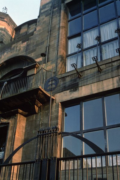 北ファサードの鉄細工の詳細、1897年から99年に建てられた写真 作： Charles Rennie Mackintosh