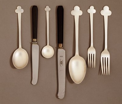 E. Bingham＆Co。向けの電気メッキテーブルサービス、1906年頃 作： Charles Rennie Mackintosh